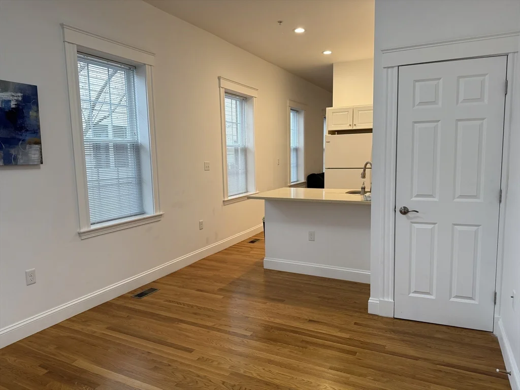1 bed, 1 bath apartment for rent at 172 Auburn St Unit 2, Cambridgeport — photo 3 of 23