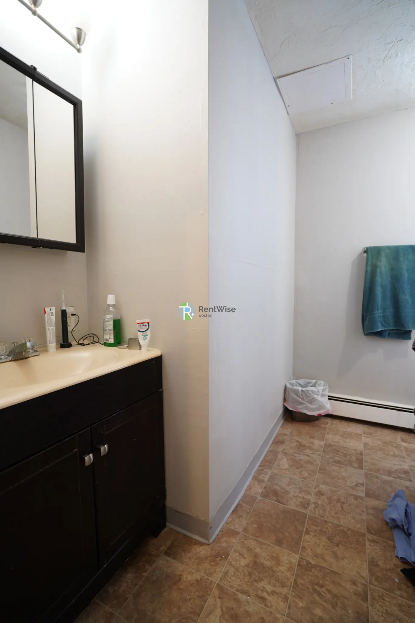 4 bed, 2 bath apartment for rent at 172 Bigelow St Unit 01, Oak Square — photo 17 of 23