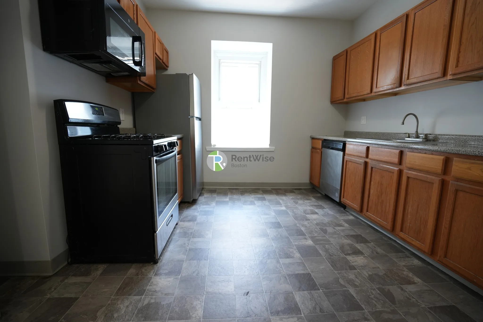4 bed, 2 bath apartment for rent at 172 Bigelow St Unit 02, Oak Square — photo 6 of 25
