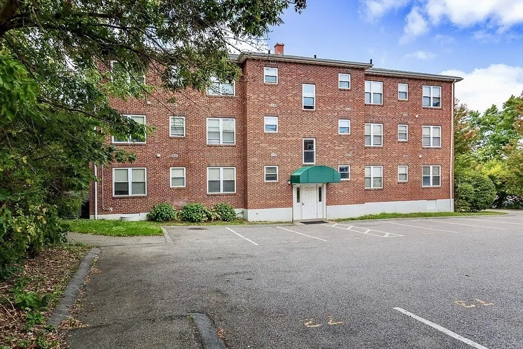 3 bed, 1 bath apartment for rent at 172 Newton St Unit 2, Oak Square — photo 2 of 11