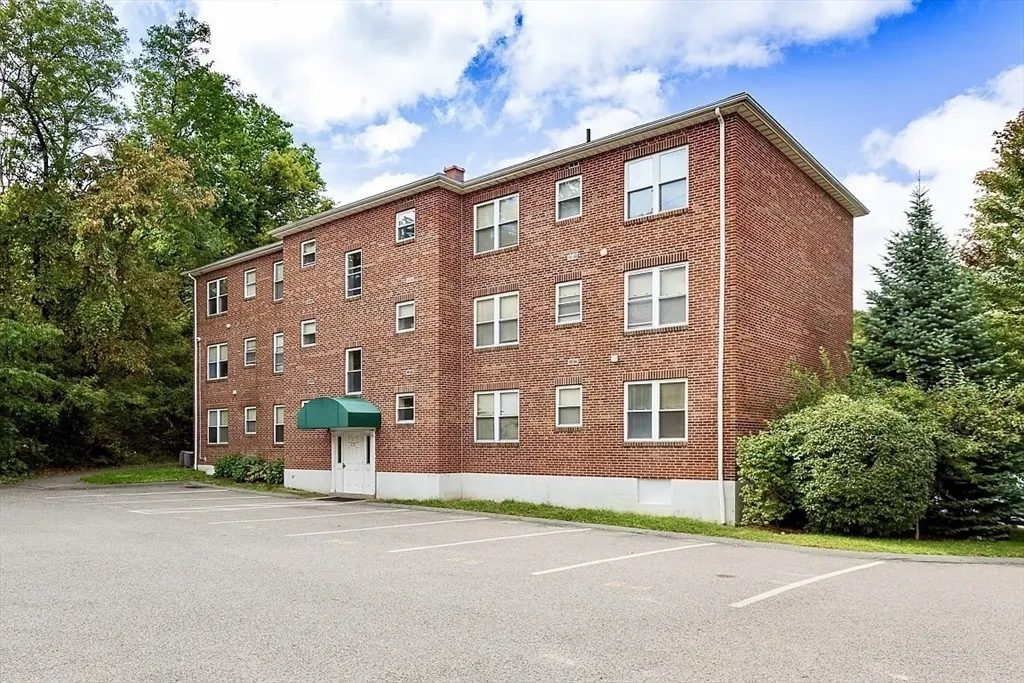 3 bed, 1 bath apartment for rent at 172 Newton St Unit 2, Oak Square