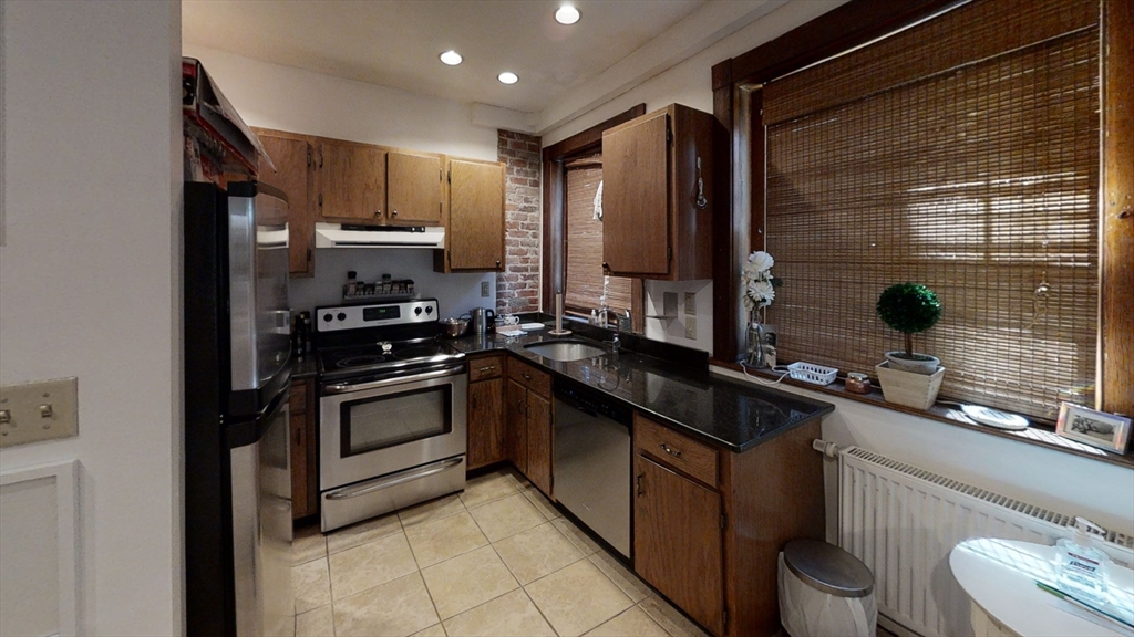 1 bed, 1 bath apartment for rent at 1722 Beacon St Unit 4, Brookline — photo 1 of 6