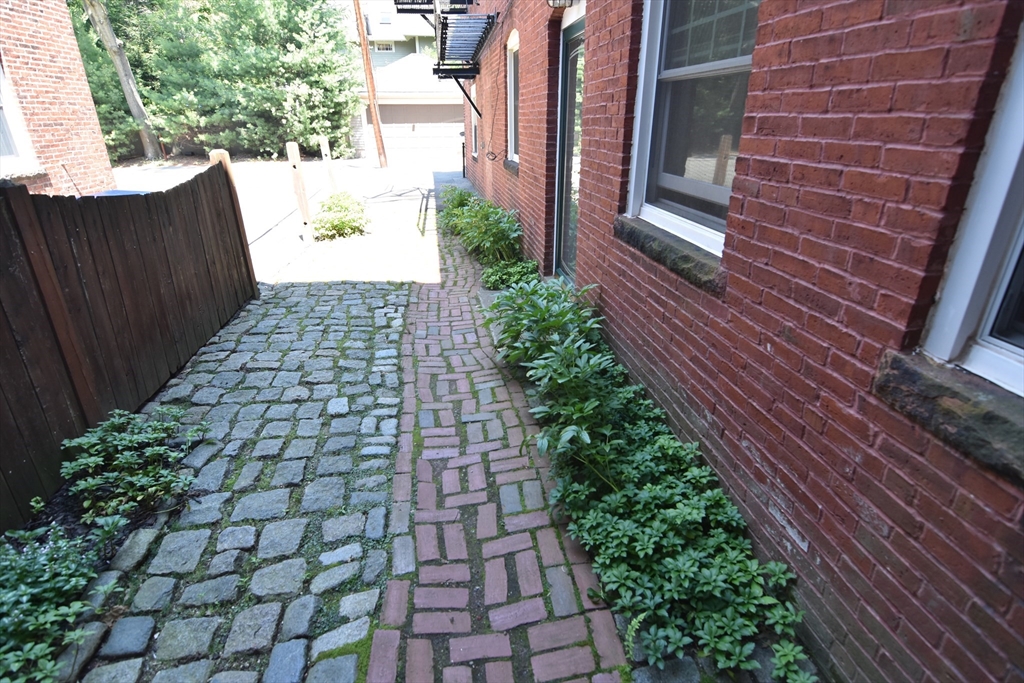 1 bed, 1 bath apartment for rent at 1722 Beacon St Unit 4, Brookline — photo 5 of 6