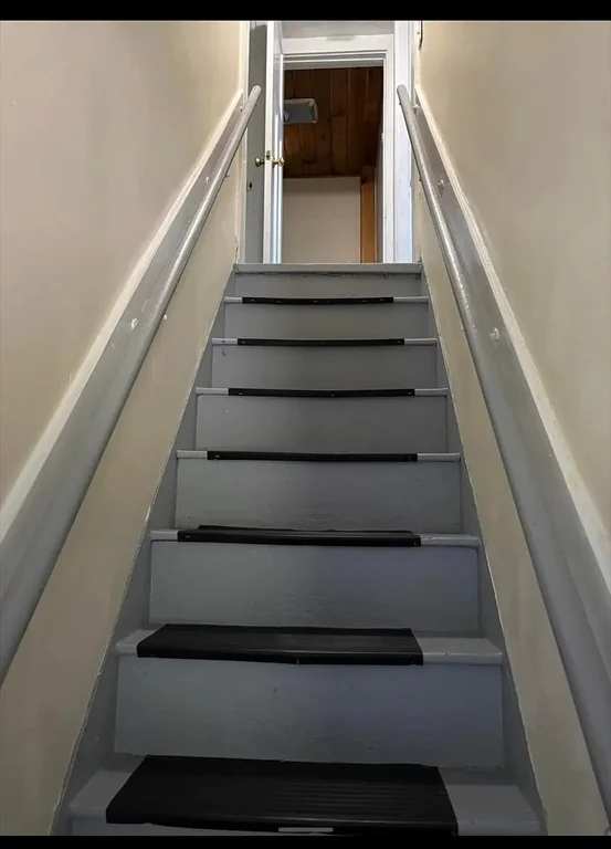 2 bed, 1 bath apartment for rent at 1722 W Main Rd, Portsmouth — photo 9 of 18