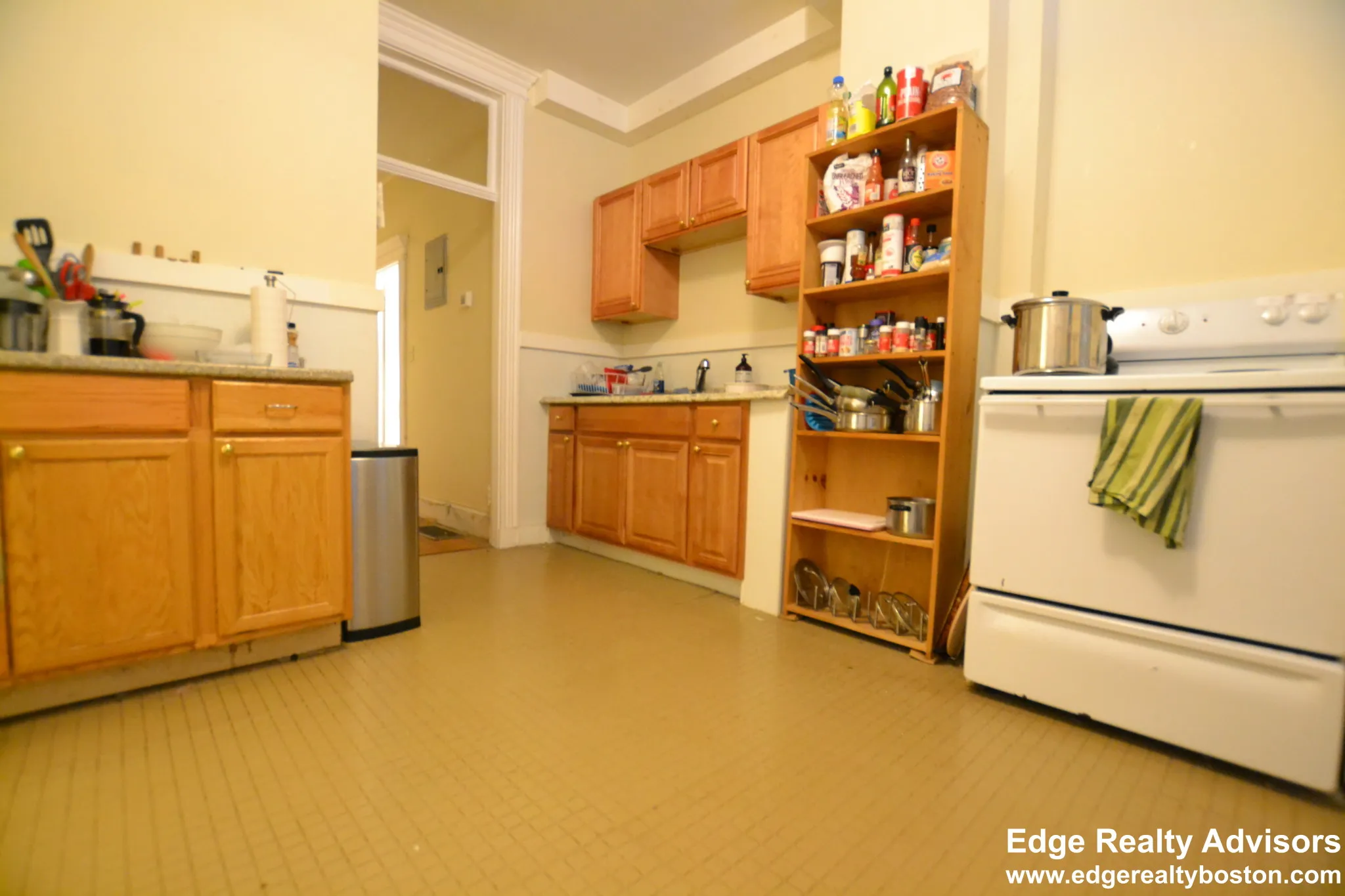 3 bed, 1.5 bath apartment for rent at 1725 Commonwealth Ave Unit 1, Brighton — photo 2 of 9