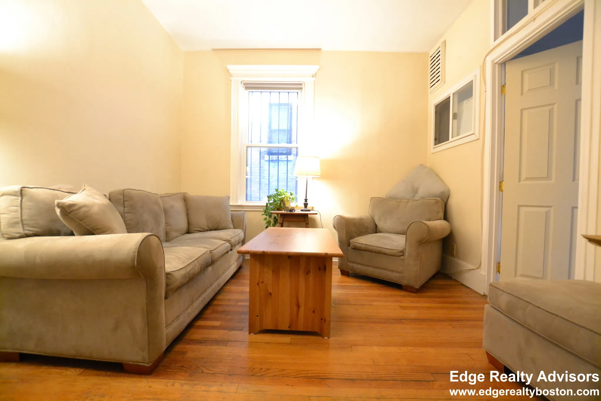 3 bed, 1.5 bath apartment for rent at 1725 Commonwealth Ave Unit 1, Brighton — photo 3 of 9