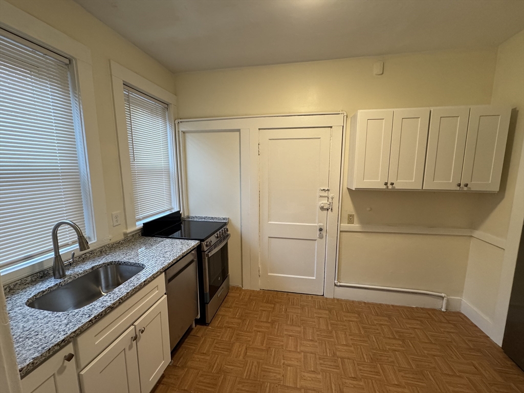 3 bed, 1 bath apartment for rent at 1725 Commonwealth Ave Unit 4, Brighton — photo 2 of 12