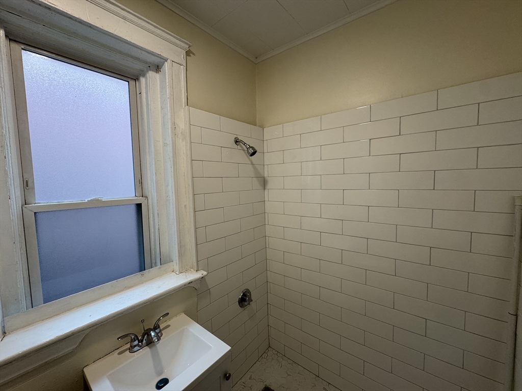 3 bed, 1 bath apartment for rent at 1725 Commonwealth Ave Unit 4, Brighton — photo 8 of 12