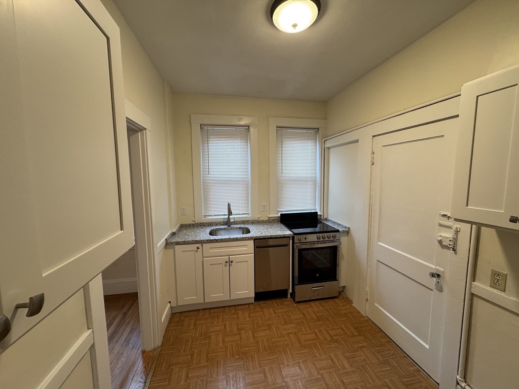 3 bed, 1 bath apartment for rent at 1725 Commonwealth Ave Unit 4, Brighton — photo 4 of 12