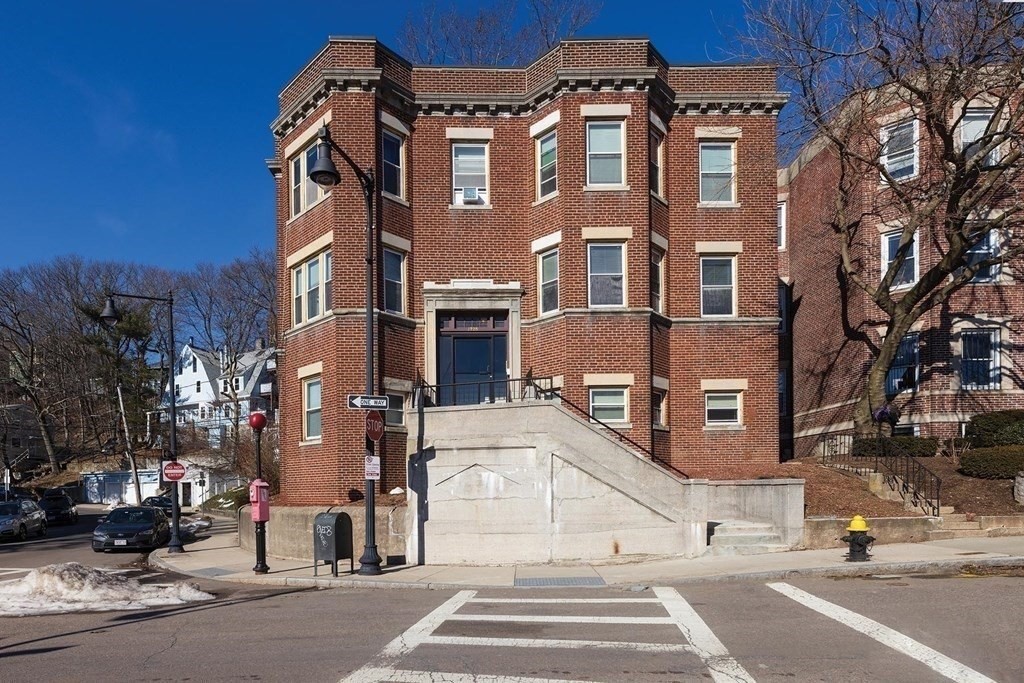 2 bed, 1 bath apartment for rent at 1725 Commonwealth Ave Unit 6, Brighton
