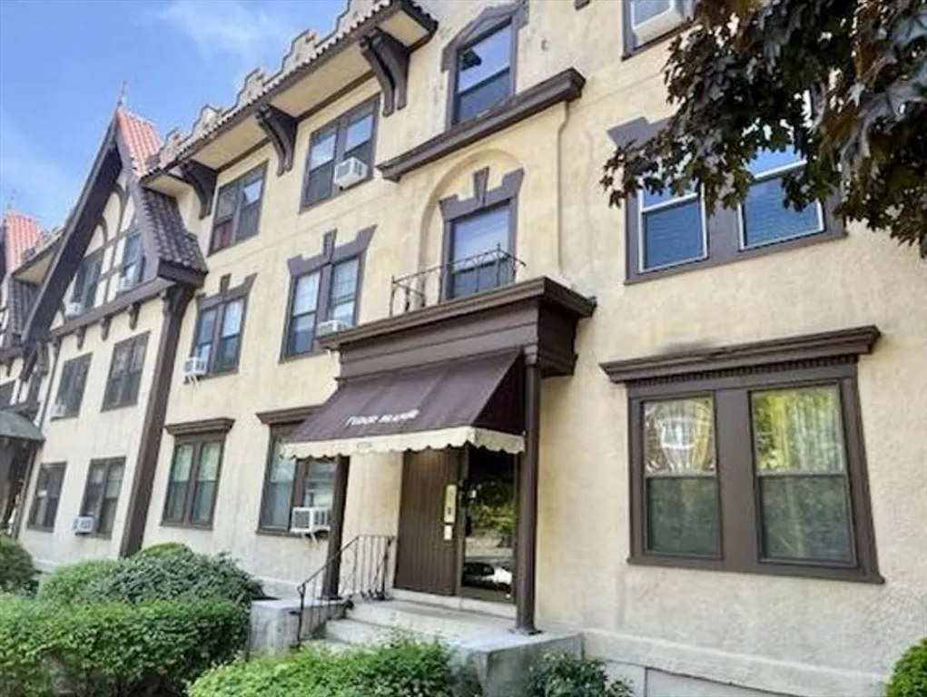 2 bed, 1 bath apartment for rent at 1726 Commonwealth Ave Unit 2, Brighton