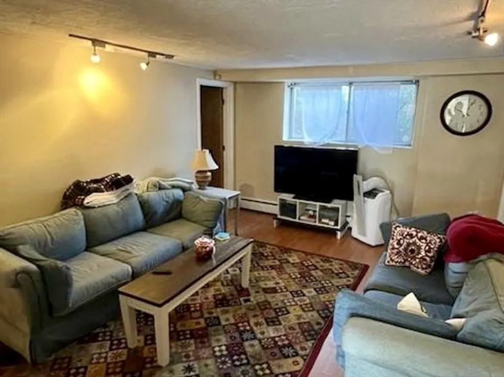 2 bed, 1 bath apartment for rent at 1726 Commonwealth Ave Unit 2, Brighton — photo 4 of 10
