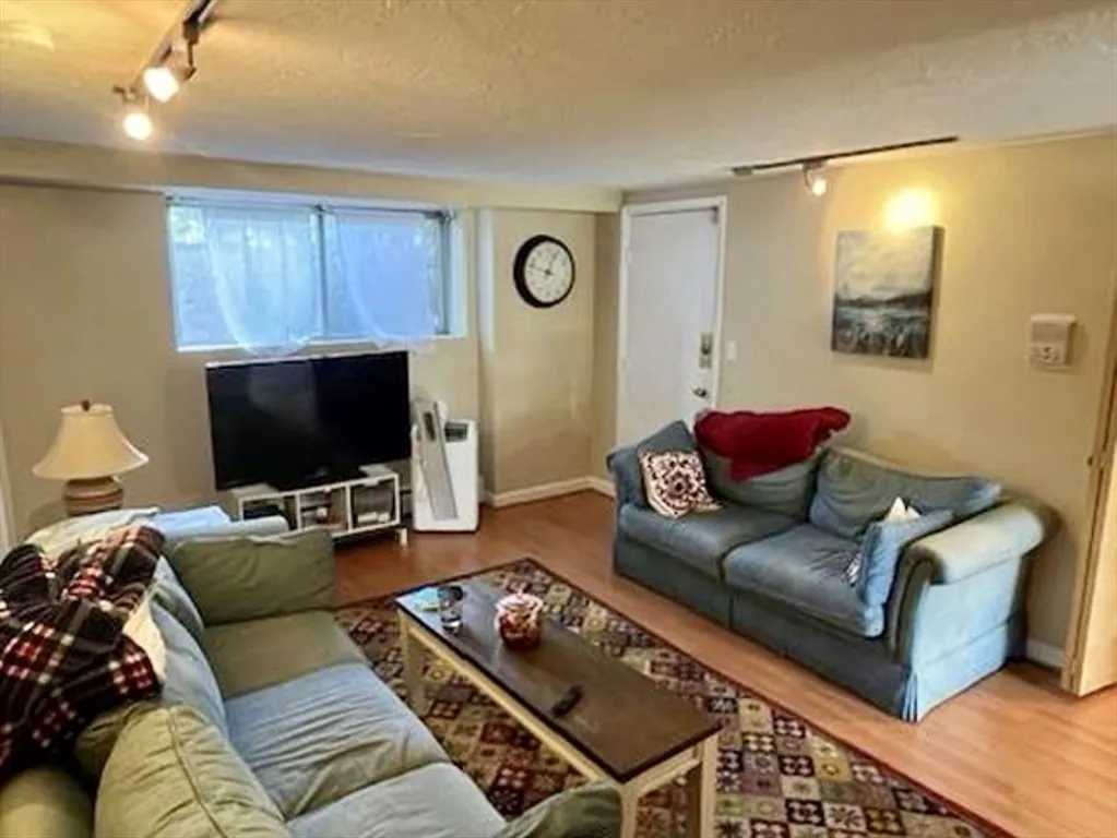 2 bed, 1 bath apartment for rent at 1726 Commonwealth Ave Unit 2, Brighton — photo 2 of 10