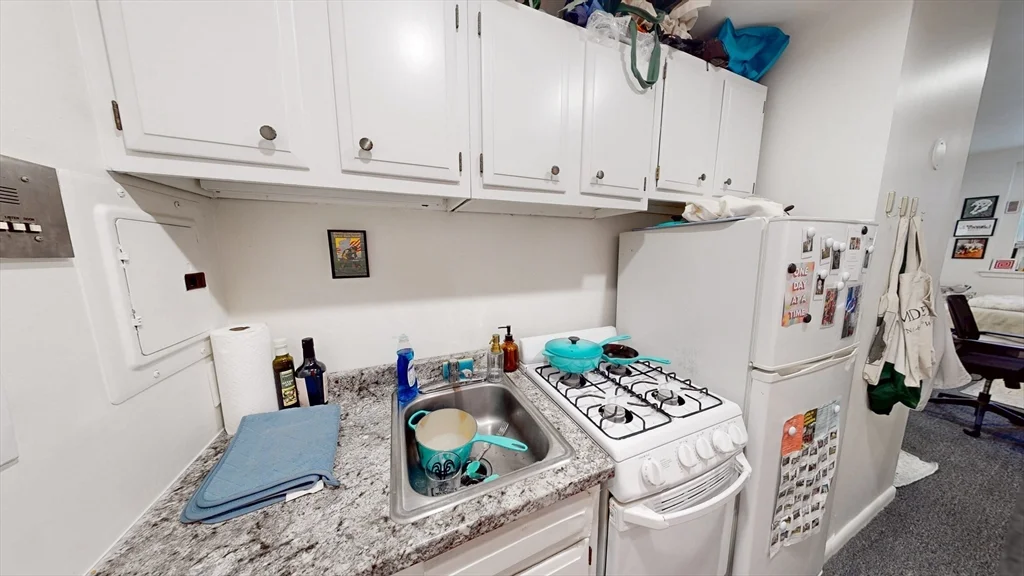 Studio bed, 1 bath apartment for rent at 173 Marlborough St Unit 13, Back Bay — photo 2 of 9