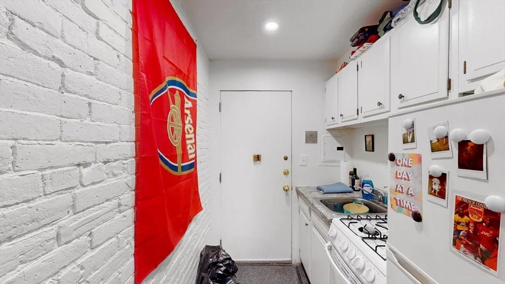 Studio bed, 1 bath apartment for rent at 173 Marlborough St Unit 13, Back Bay — photo 3 of 9