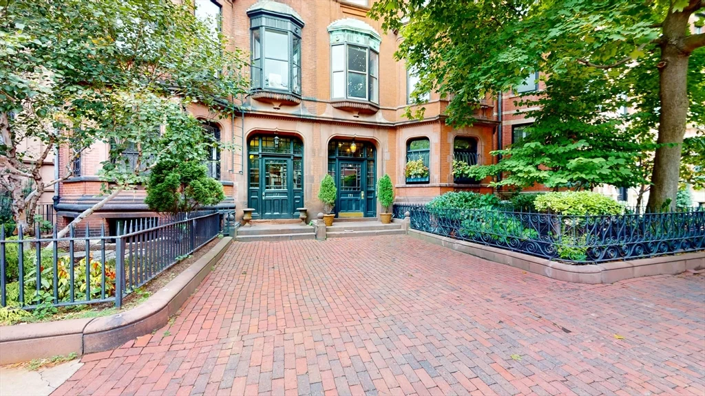 Studio bed, 1 bath apartment for rent at 173 Marlborough St Unit B1, Back Bay — photo 1 of 9