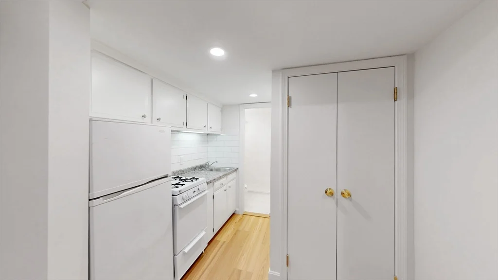 Studio bed, 1 bath apartment for rent at 173 Marlborough St Unit B1, Back Bay — photo 5 of 9
