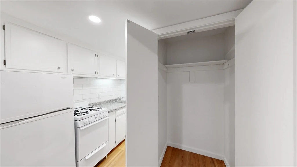 Studio bed, 1 bath apartment for rent at 173 Marlborough St Unit B1, Back Bay — photo 6 of 9