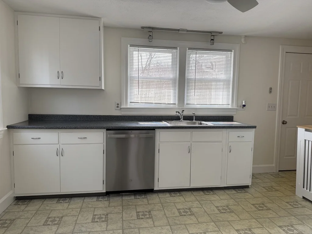 3 bed, 1 bath apartment for rent at 173 Pleasant St Unit 173, Clinton — photo 8 of 20