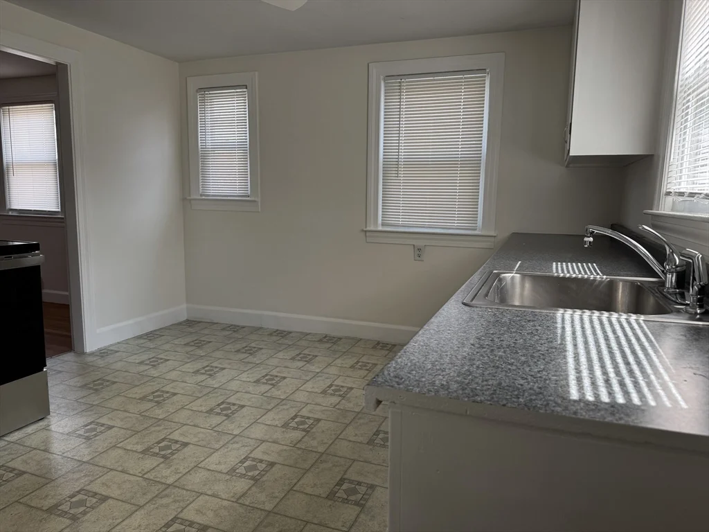 3 bed, 1 bath apartment for rent at 173 Pleasant St Unit 173, Clinton — photo 9 of 20
