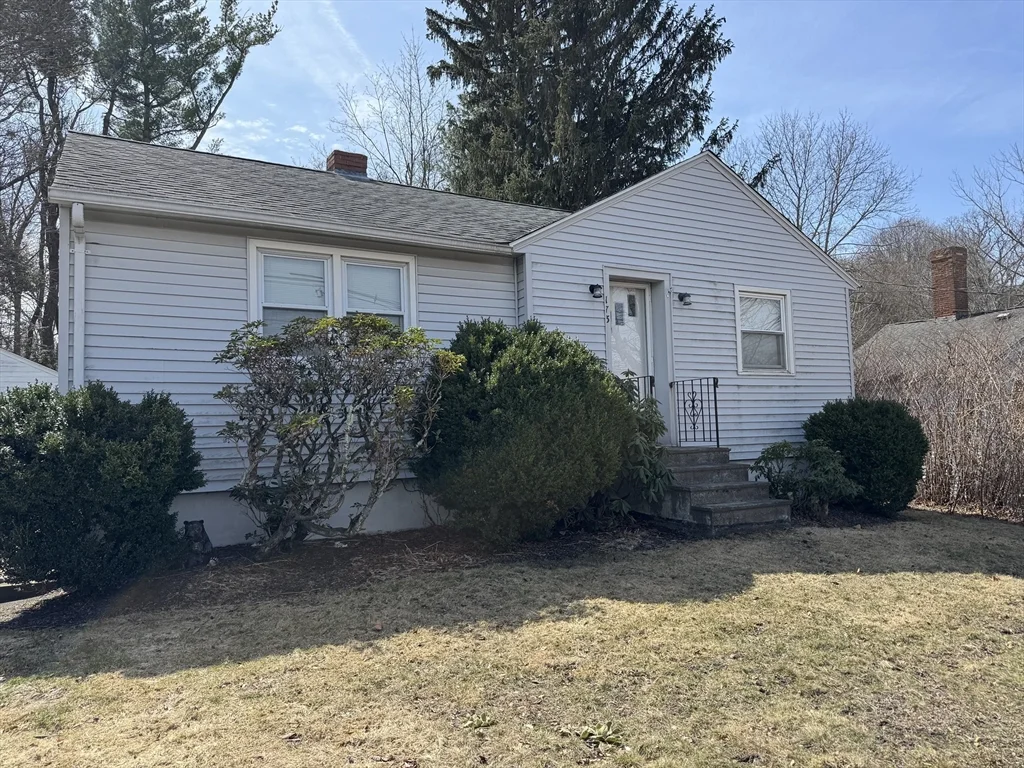 3 bed, 1 bath apartment for rent at 173 Pleasant St Unit 173, Clinton — photo 1 of 20