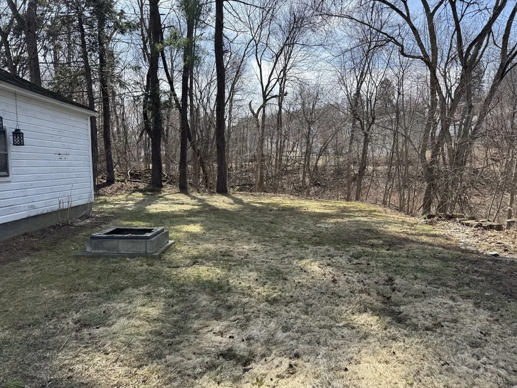 3 bed, 1 bath apartment for rent at 173 Pleasant St Unit 173, Clinton — photo 3 of 20