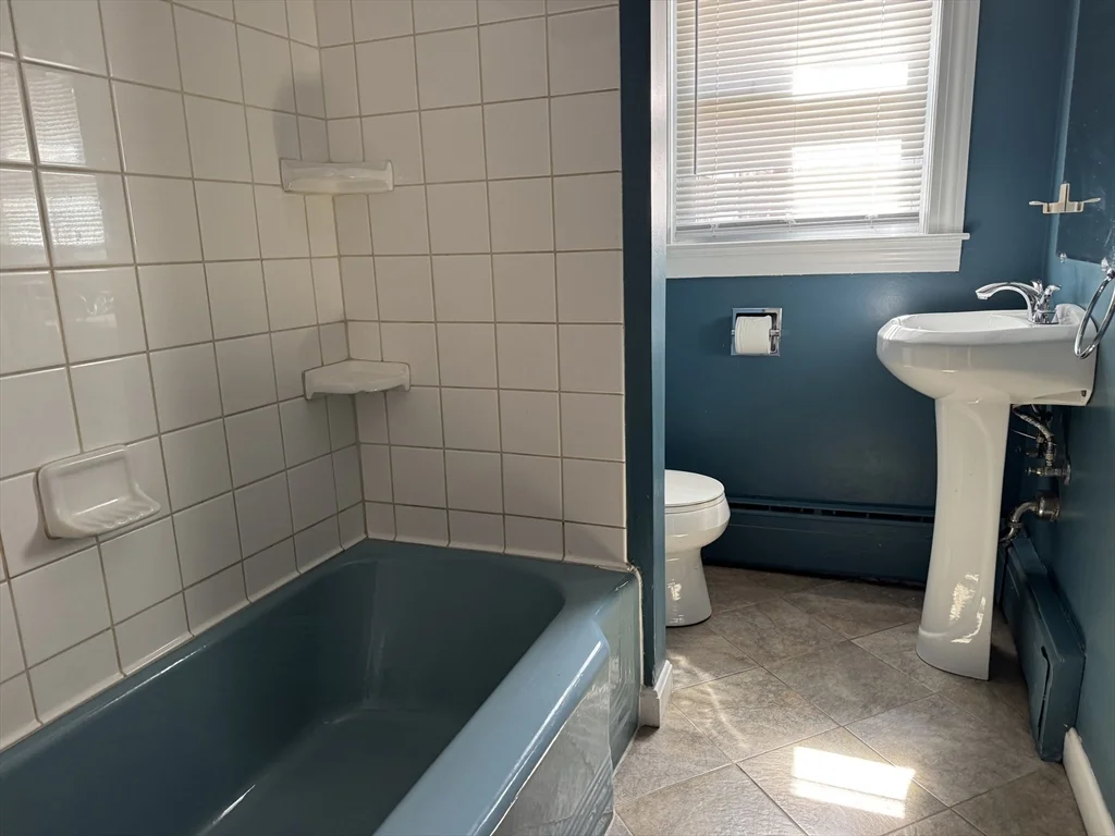 3 bed, 1 bath apartment for rent at 173 Pleasant St Unit 173, Clinton — photo 16 of 20