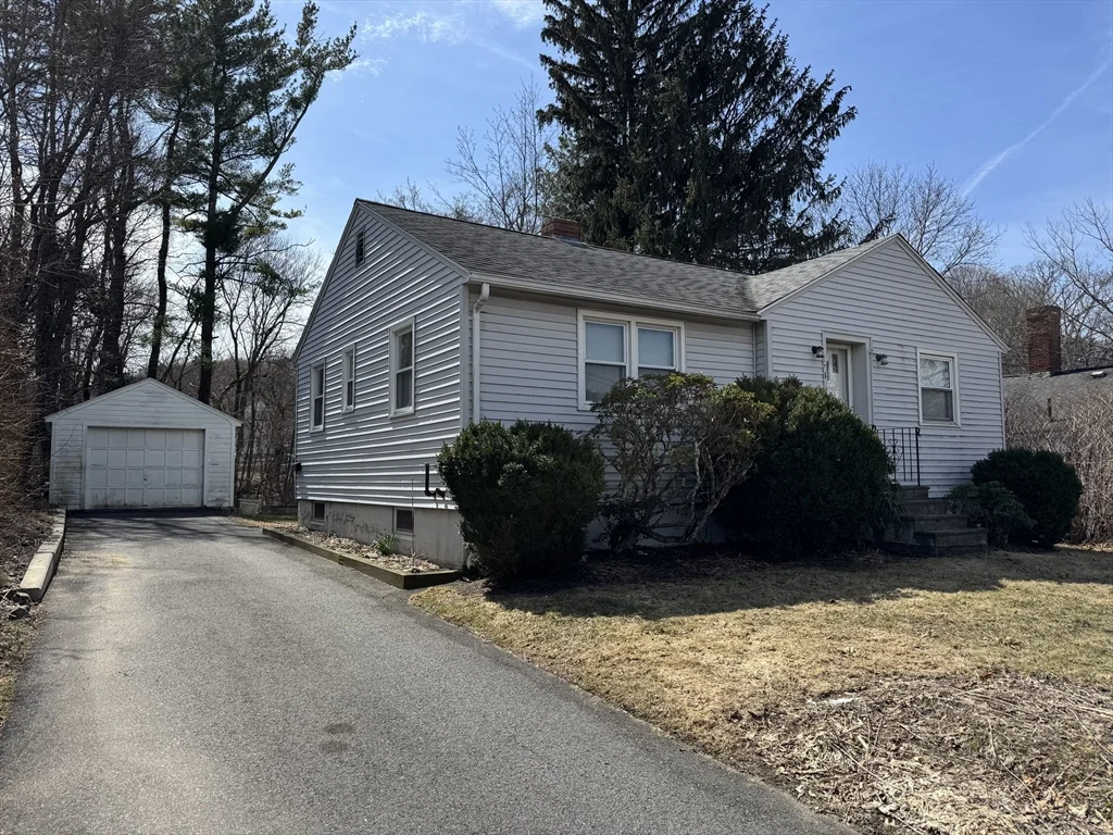3 bed, 1 bath apartment for rent at 173 Pleasant St Unit 173, Clinton — photo 2 of 20