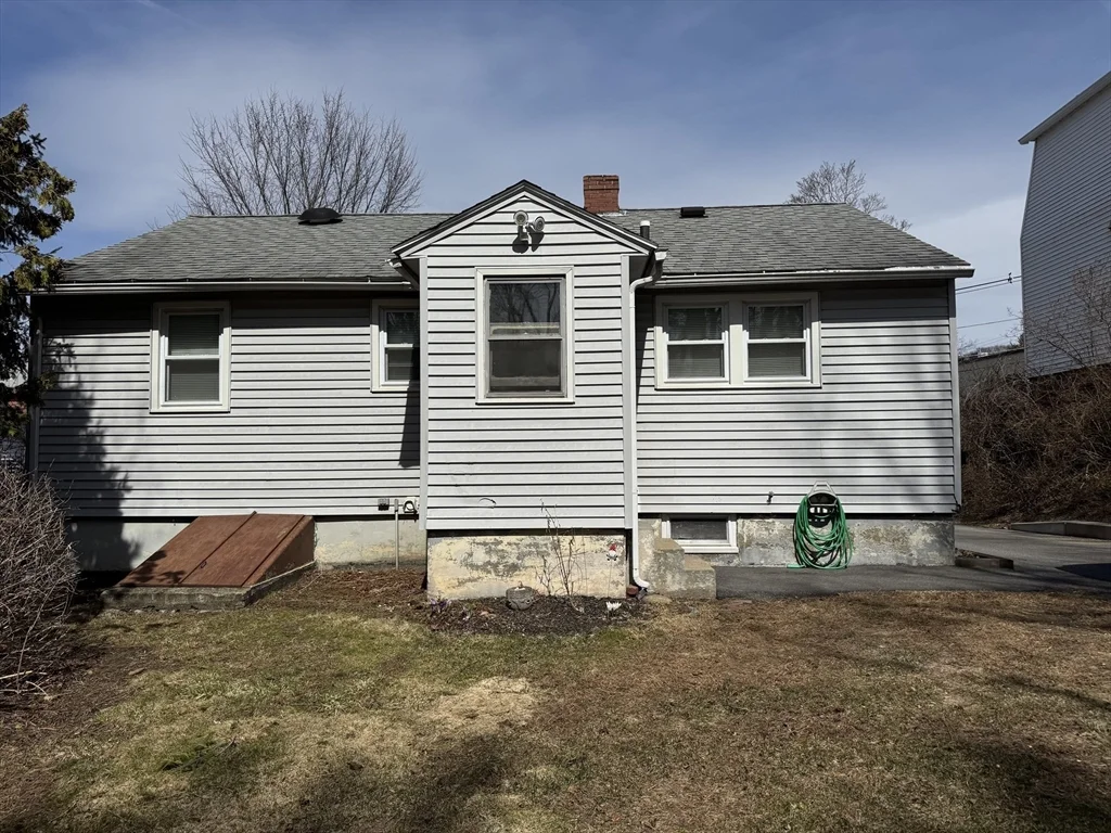 3 bed, 1 bath apartment for rent at 173 Pleasant St Unit 173, Clinton — photo 4 of 20