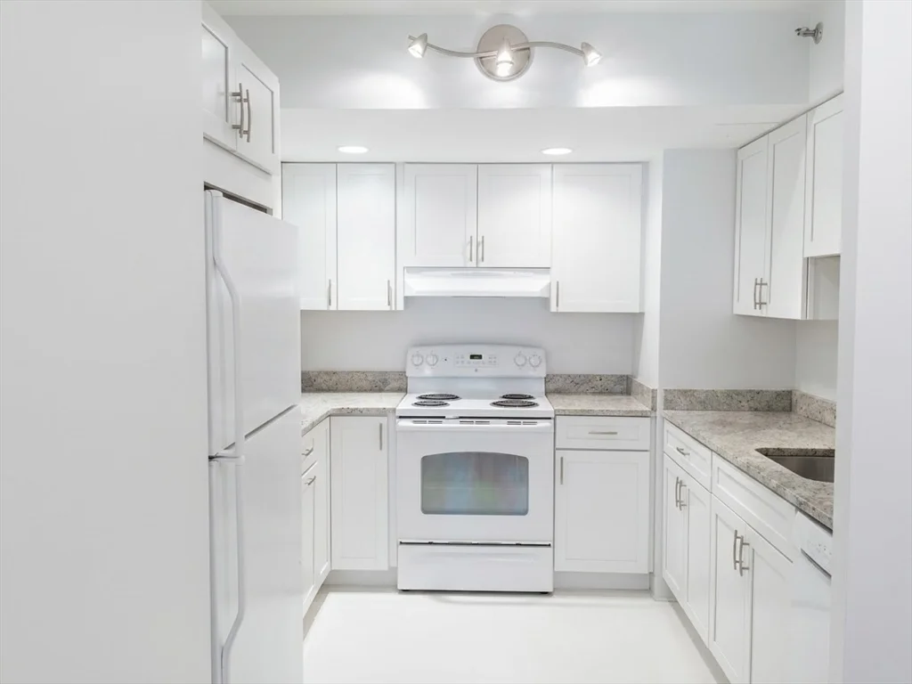 2 bed, 1 bath apartment for rent at 1731 Beacon St Unit 206, Brookline — photo 2 of 13