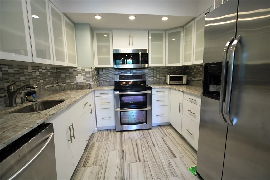 3 bed, 2 bath apartment for rent at 1731 Beacon St Unit 304, Beaconsfield — photo 1 of 10