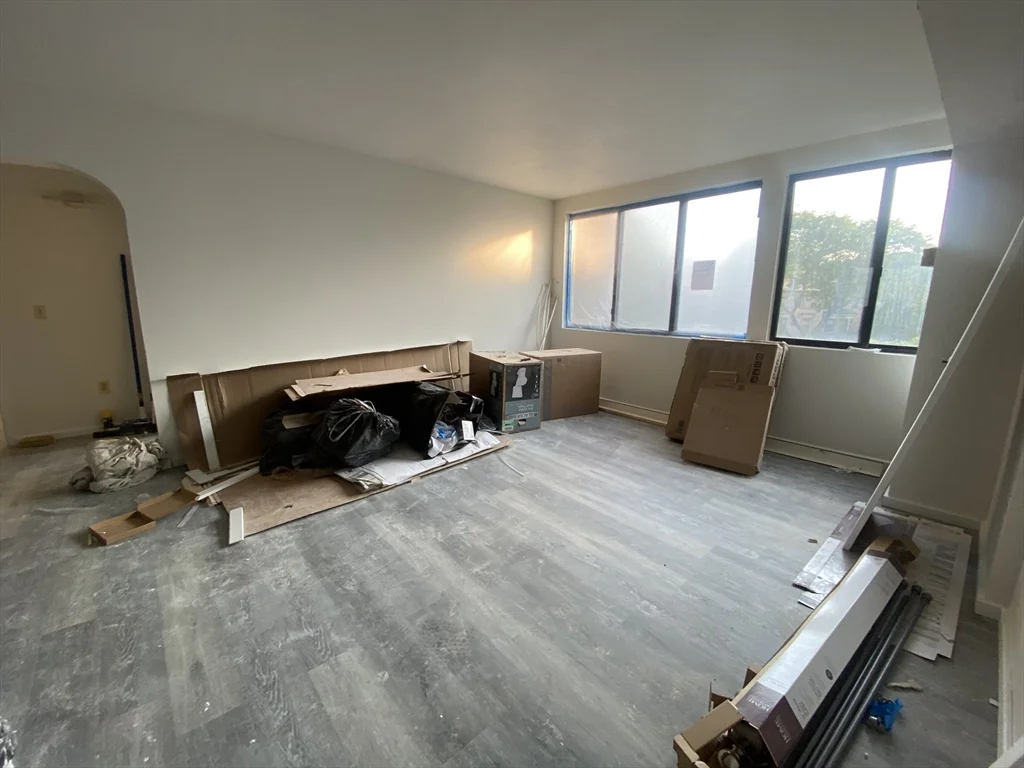3 bed, 2 bath apartment for rent at 1731 Beacon St Unit 304, Beaconsfield — photo 2 of 10