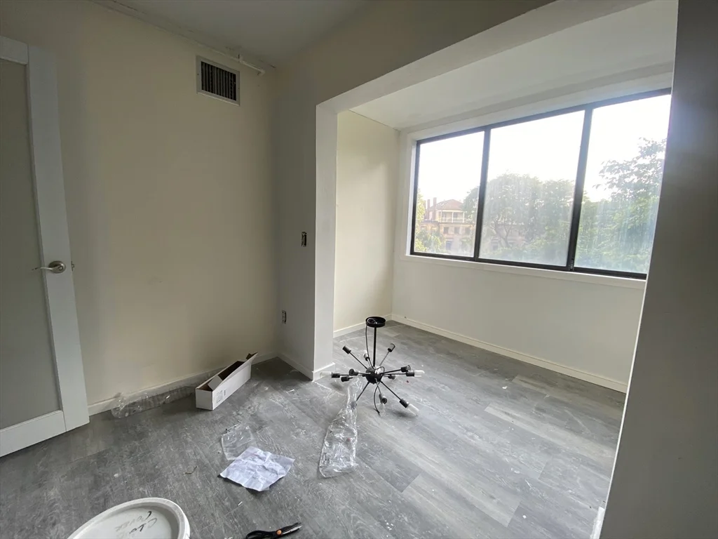 3 bed, 2 bath apartment for rent at 1731 Beacon St Unit 304, Beaconsfield — photo 7 of 10