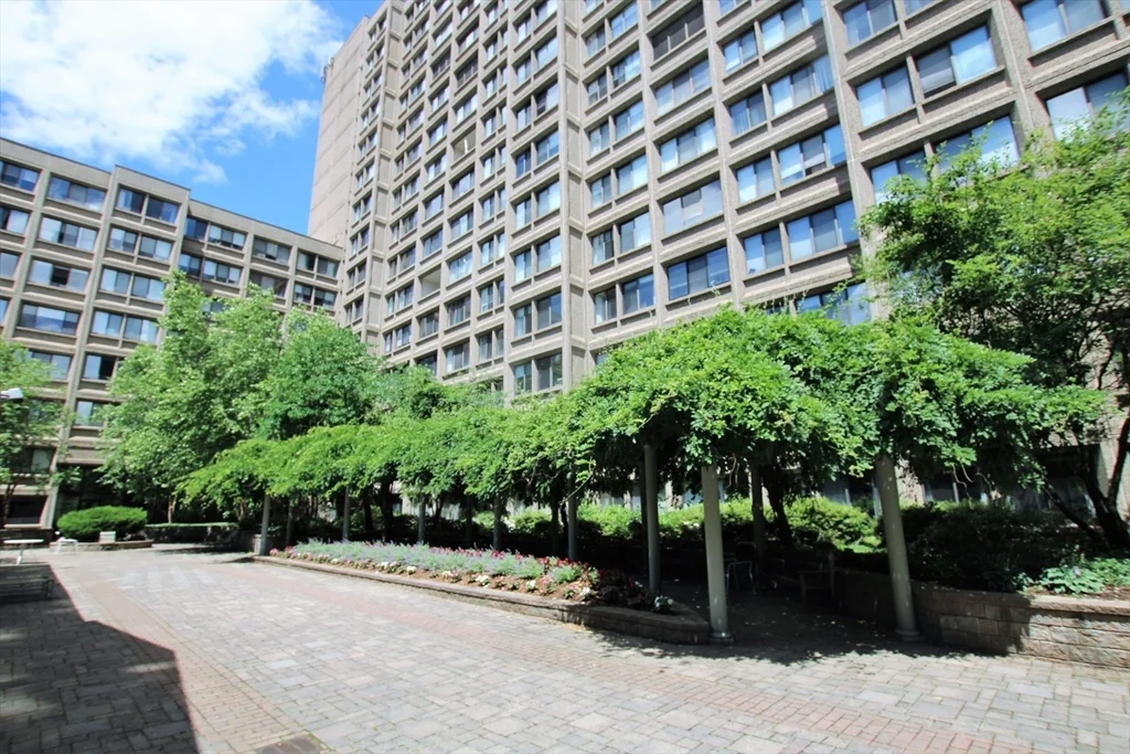 3 bed, 2 bath apartment for rent at 1731 Beacon St Unit 304, Beaconsfield — photo 9 of 10