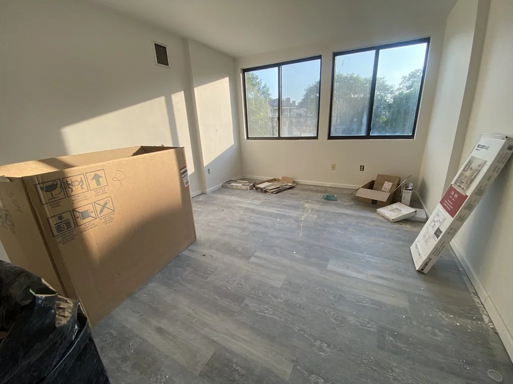 3 bed, 2 bath apartment for rent at 1731 Beacon St Unit 304, Beaconsfield — photo 5 of 10