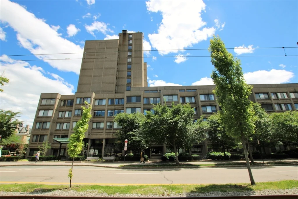 3 bed, 2 bath apartment for rent at 1731 Beacon St Unit 304, Beaconsfield — photo 8 of 10