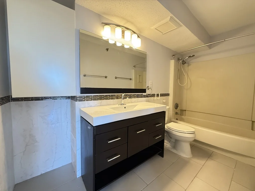 2 bed, 1 bath apartment for rent at 1731 Beacon St Unit 8E, Brookline — photo 7 of 10