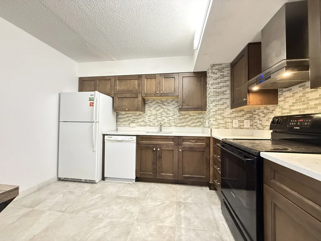 2 bed, 1 bath apartment for rent at 1731 Beacon St Unit 8E, Brookline