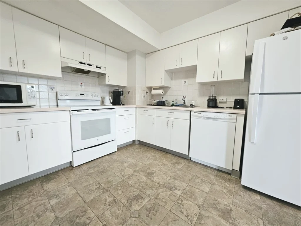 1 bed, 1 bath apartment for rent at 1731 Beacon Unit 521, Beaconsfield — photo 11 of 31