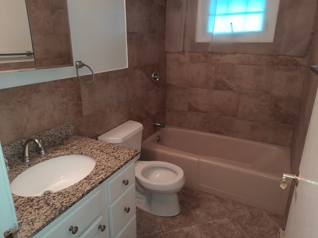 1 bed, 1 bath apartment for rent at 1733 Ocean St Unit G, Marshfield — photo 2 of 7