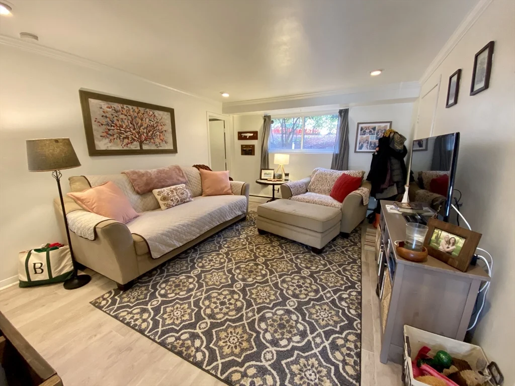 2 bed, 1 bath apartment for rent at 1734 Commonwealth Ave Unit 2, Brighton