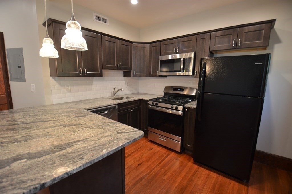 2 bed, 1 bath apartment for rent at 1736 Beacon St Unit 2, Brookline — photo 5 of 12