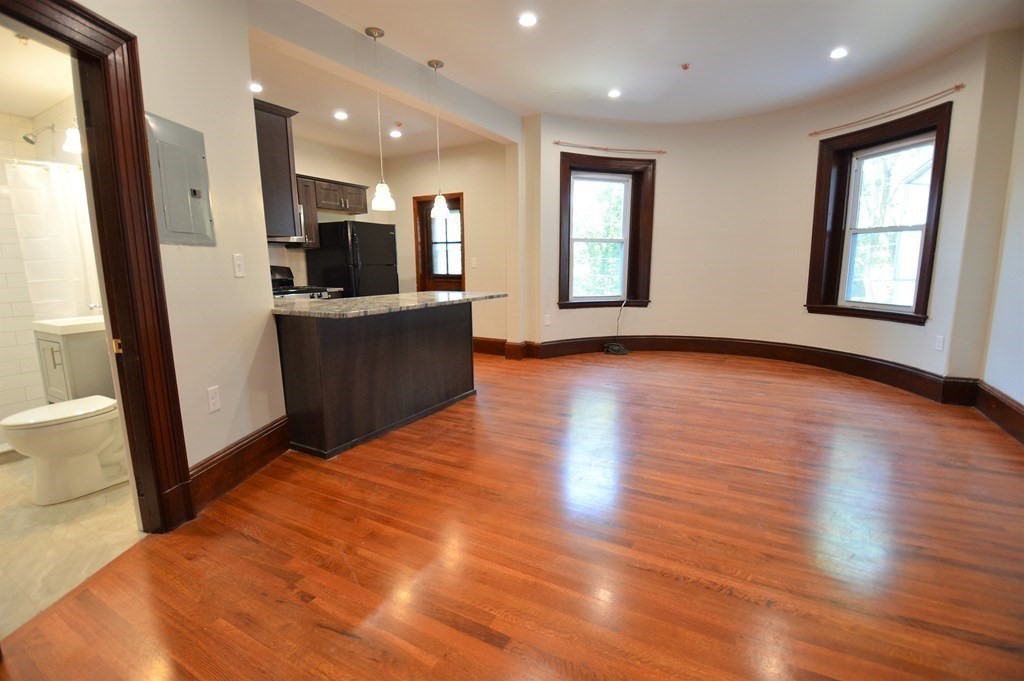 2 bed, 1 bath apartment for rent at 1736 Beacon St Unit 2, Brookline — photo 2 of 12