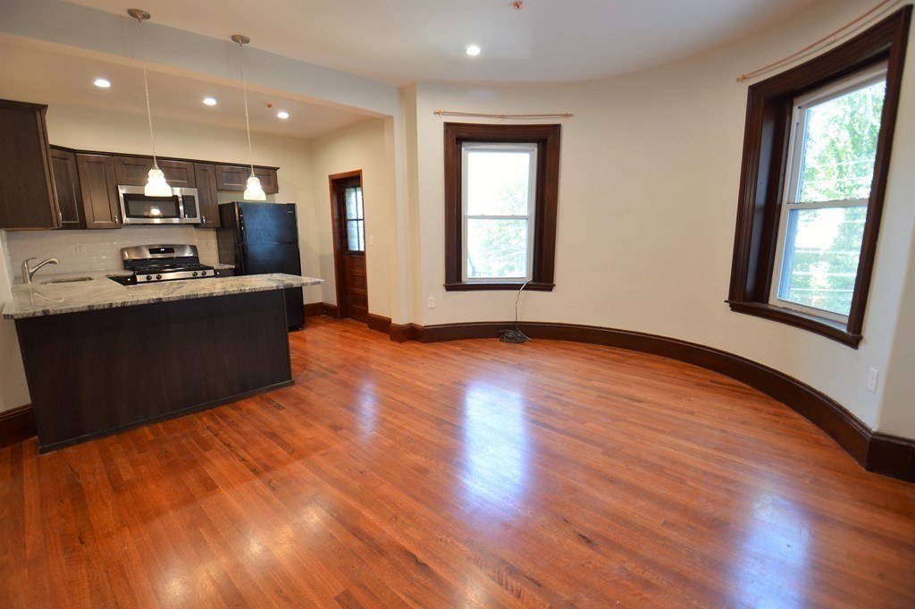 2 bed, 1 bath apartment for rent at 1736 Beacon St Unit 2, Brookline — photo 3 of 12