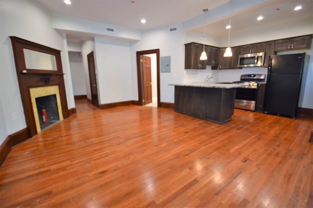 2 bed, 1 bath apartment for rent at 1736 Beacon St Unit 2, Brookline — photo 4 of 12