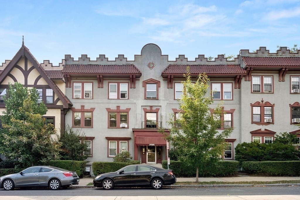 2 bed, 1 bath apartment for rent at 1736 Commonwealth Ave Unit A, Brighton