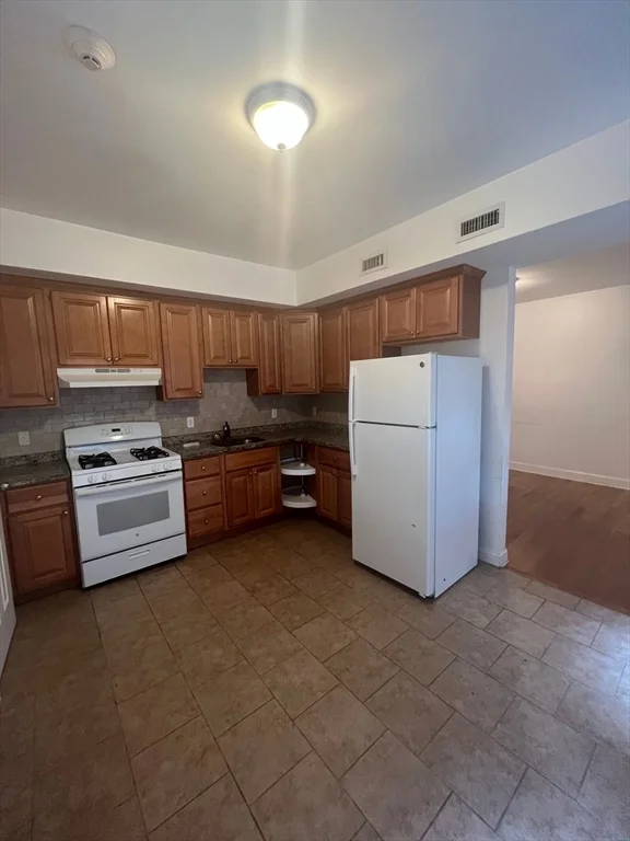4 bed, 1 bath apartment for rent at 174 Chestnut St Unit 1, Chelsea