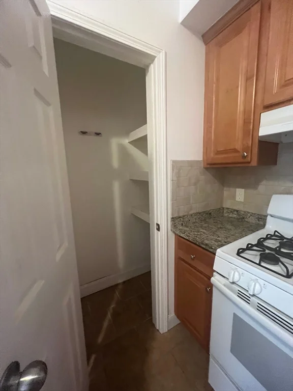 4 bed, 1 bath apartment for rent at 174 Chestnut St Unit 1, Chelsea — photo 2 of 9