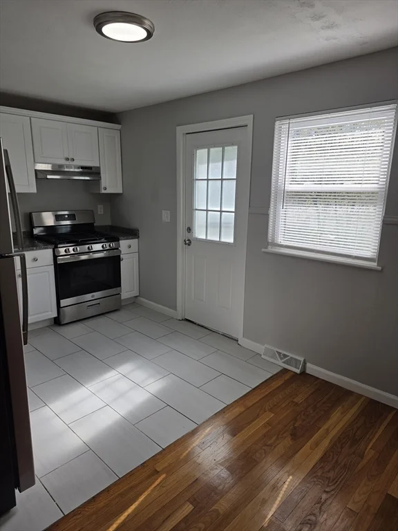 2 bed, 1 bath apartment for rent at 174 Pine St Unit 1, Holbrook — photo 5 of 18