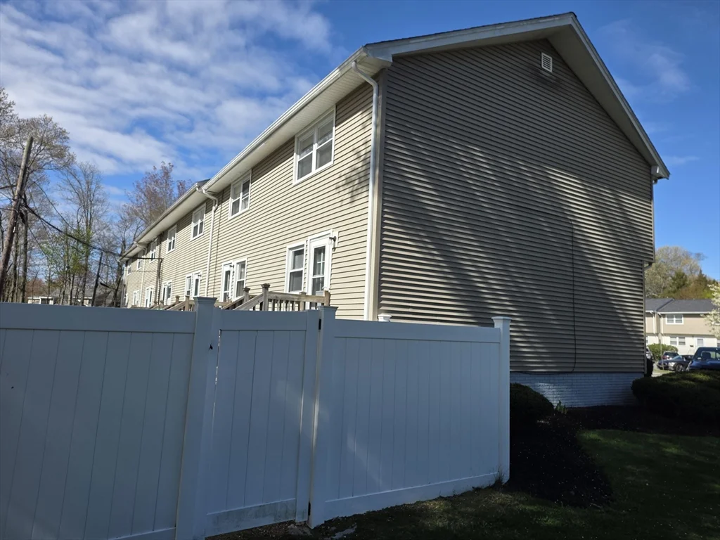 2 bed, 1 bath apartment for rent at 174 Pine St Unit 1, Holbrook — photo 2 of 18